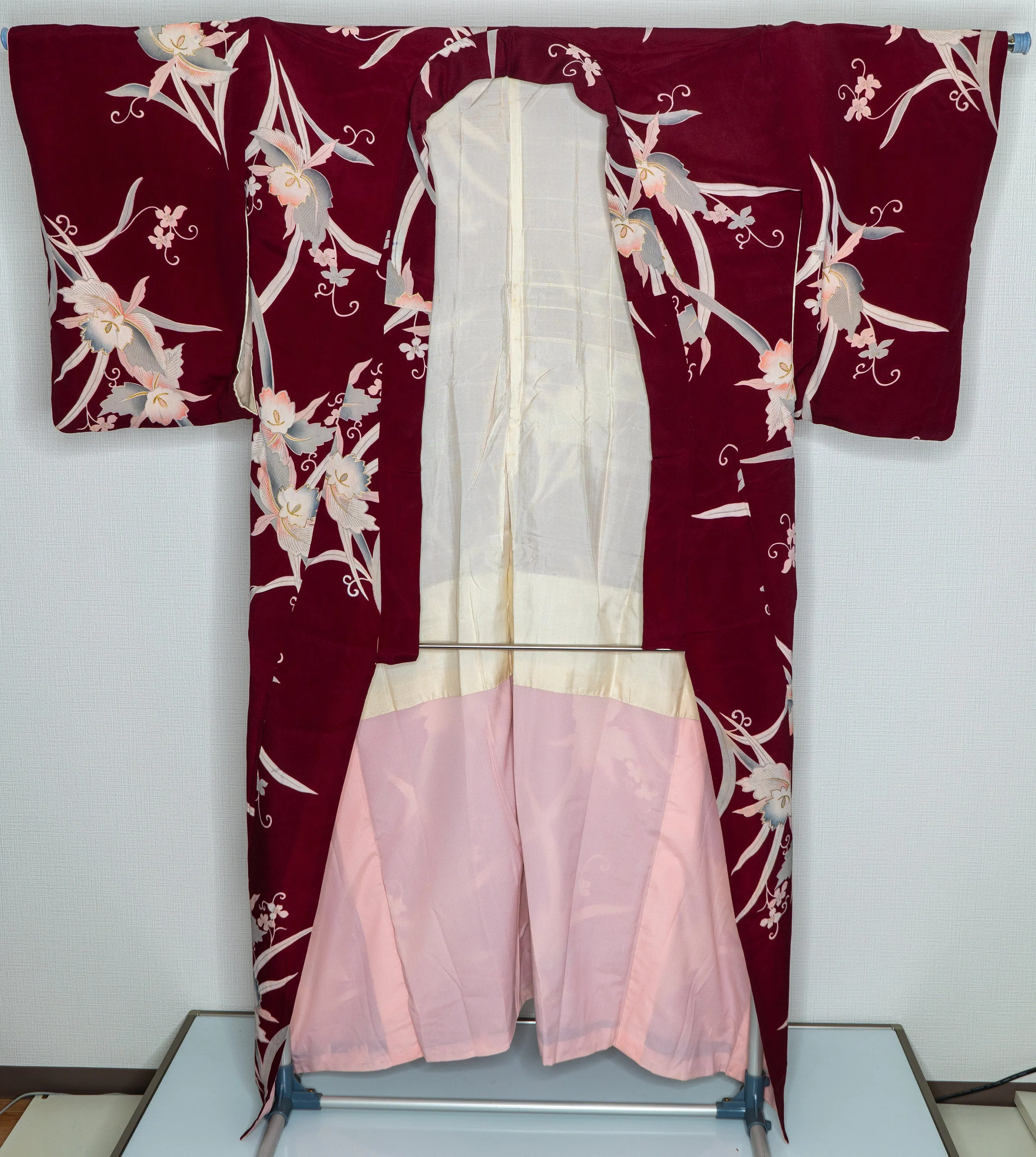 Maroon Women's Kimono - Large Flowers & Shiny Golden Inlay - Retro 1960s Flower Pattern